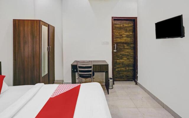 Oyo Hotel Prince Near Haiderpur Metro Station