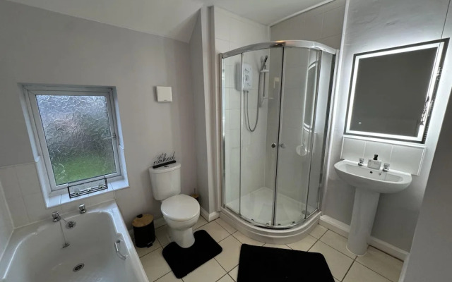 Impeccable 3-bed House in Walsall