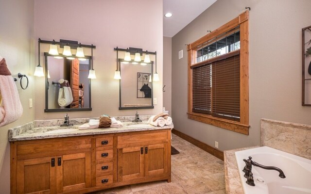 Grand Mountain Getaway 8 Bedroom Home by Redawning