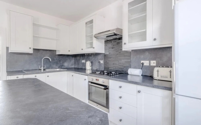Airy 2 Bedroom Apartment Next to Clapham Common