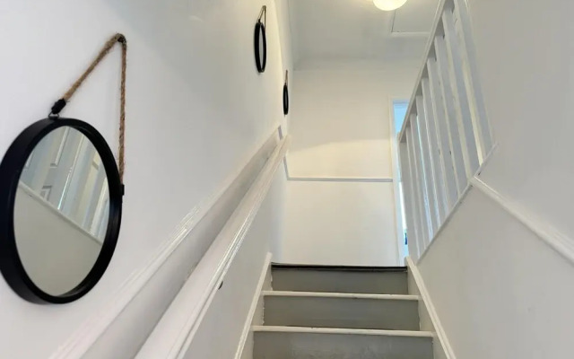 Leeds - 3 Bedrooms - 1bathroom - Parking - Wifi