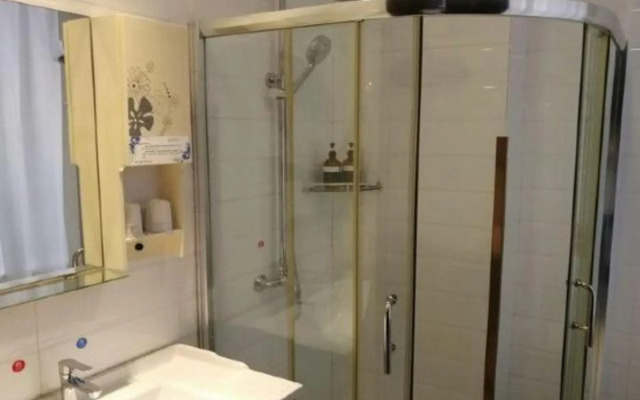 Zhongyi Light Luxury Cloud Hotel (Anqing City Renmin Road Pedestrian Street Xiaosu Road Branch)