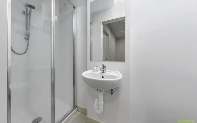 Parnell Gem w/ Balcony & Parking Near Arena