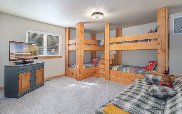 Getaway Moose 3 Bedroom Home by NW Comfy Cabins by RedAwning