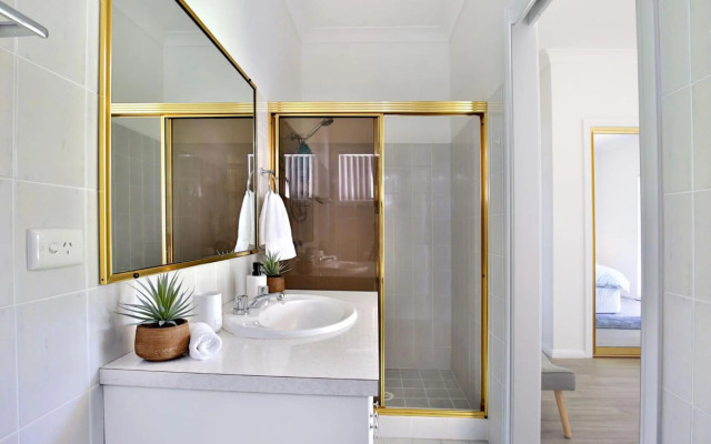 Bayview - Absolute Waterfront with Jetty - 5 Mins to Hyams Beach