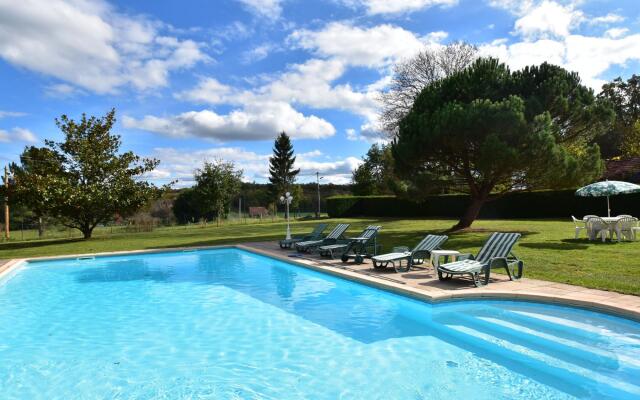 Vintage Holiday Home in Besse with Swimming Pool