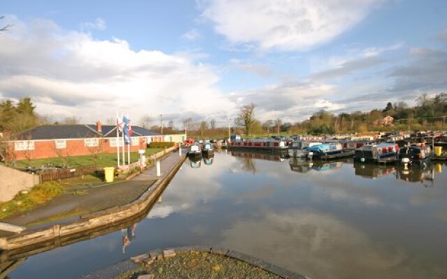 Canalboat Club at Blackwater Meadow