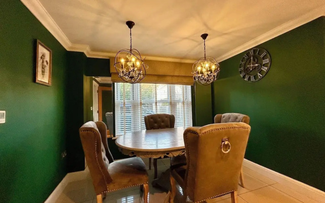Elegant Retreat: Classic Style and Modern Comfort