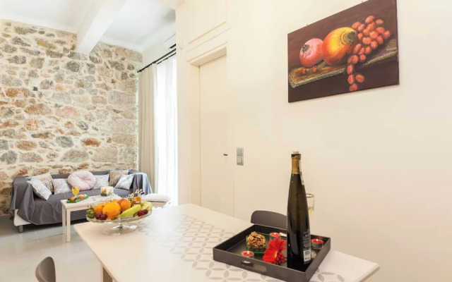 Pireas Jewel New Design Apt w Backyard