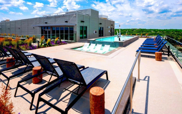 Prime Metro Proximity Condo at Clarendon