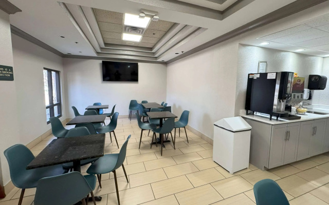 Days Inn & Suites by Wyndham Cedar Rapids