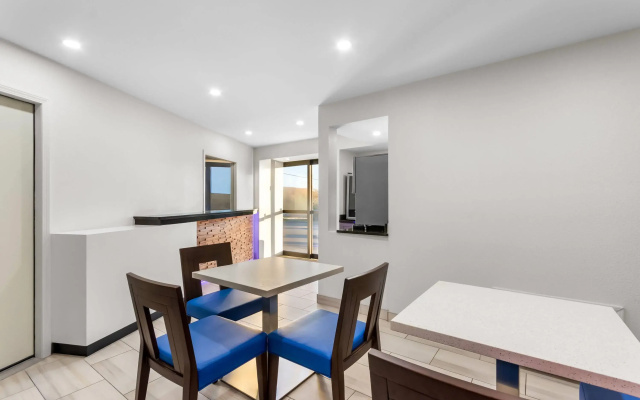Days Inn by Wyndham Indianapolis East Post Road