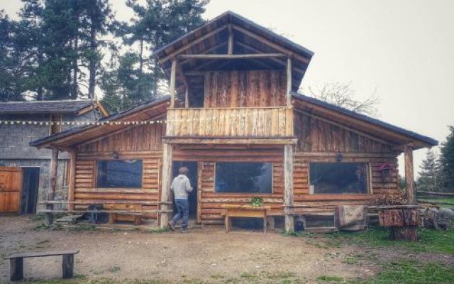 Heshkili huts Svaneti