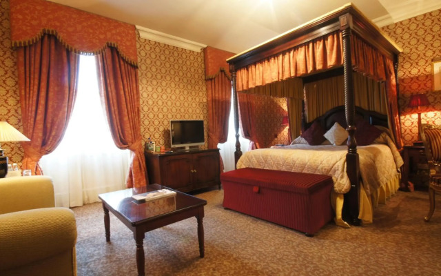 The Leonard Hotel