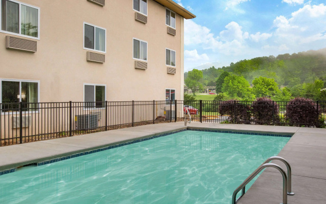 Super 8 by Wyndham Chattanooga Lookout Mountain TN