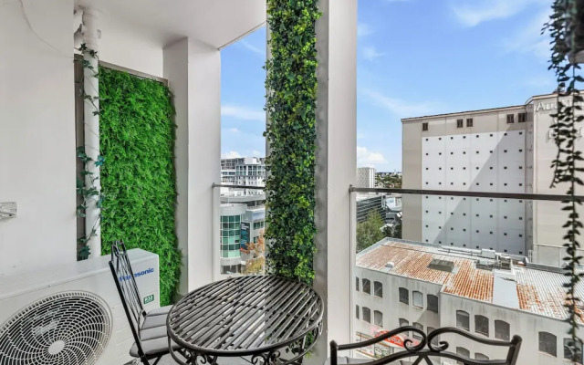 2Br Apt With Balcony & Parking In Prime Spo