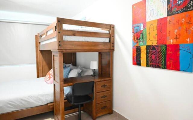 NEW Remodeled pool house 2 minutes from beach