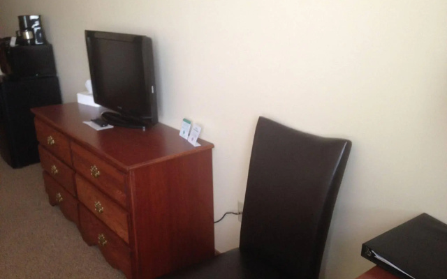 Edgewood Hotel & Suites