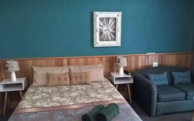 Moe Motor Inn