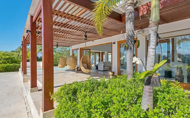 Modern Oasis Stunning Views of Golf Course River