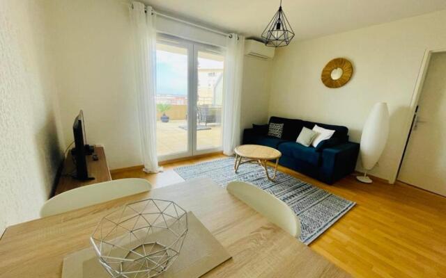 Magnificent 40m With Terrace And Sea View