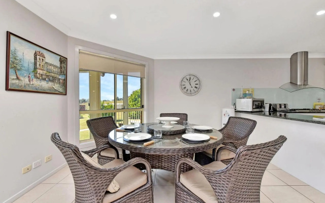 Noble Willow Estate Lovedale. Super Spacious, with views and pool