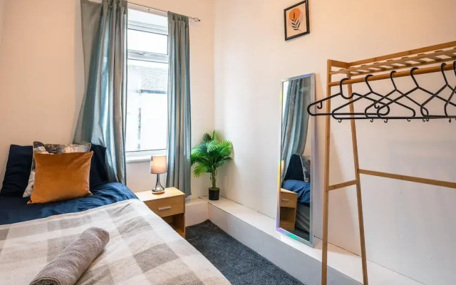 Rochdale Retreat - Spacious 4-bed House 8 Beds