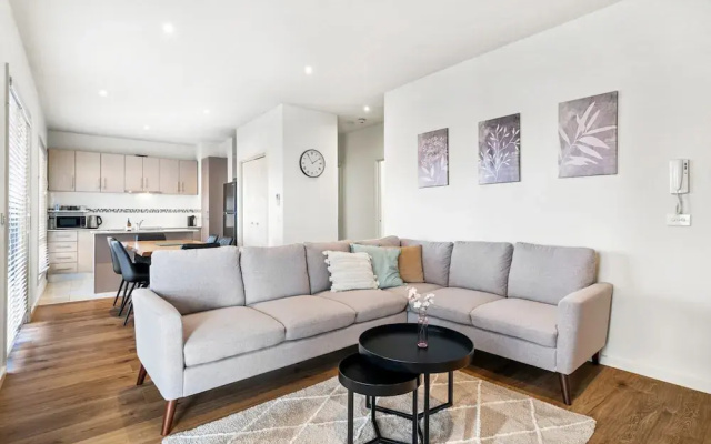 Bright 2-bed Flat With Balcony in Kensington