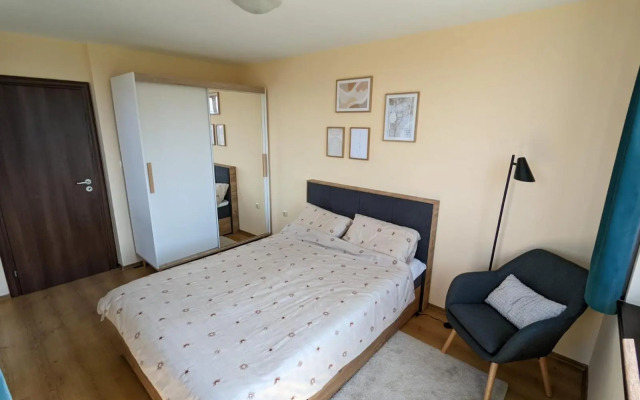 Stylish 2BD Apartment with Panoramic Mountain View