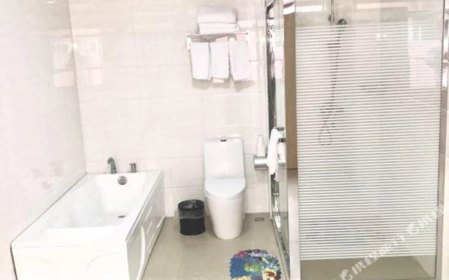 Q+ Bailing Ejia Business Hotel (Shanghai International Tourism Resort)