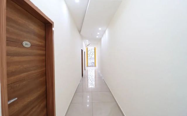 OYO 28575 Hotel J&B