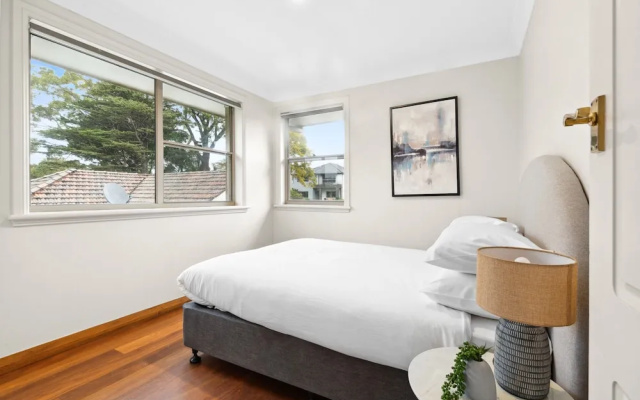 Modern 3-bed With Pool & Water Views by Beach – Guest Rooms – Sydney