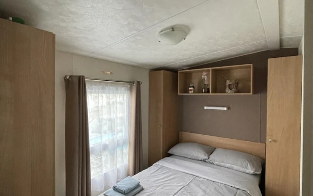Impeccable 4-bed Caravan in Clacton-on-sea