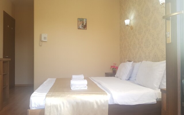 Gold Line Hotel