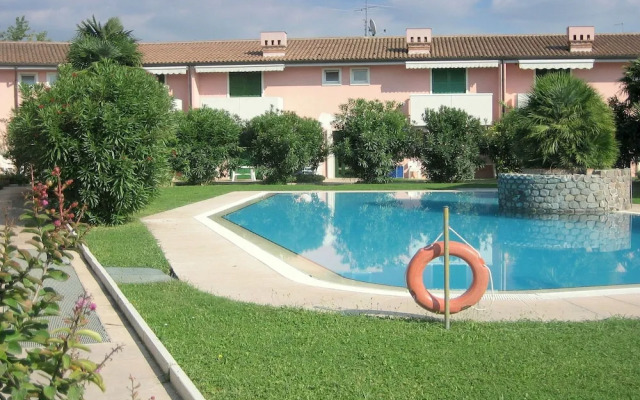 Vibrant Holiday Home in Lazise with Swimming Pool near Lake
