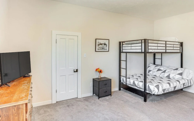 Patio & Mountain Views: Farmhouse in Mancos!