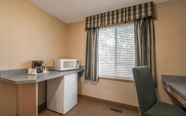 Econo Lodge & Suites