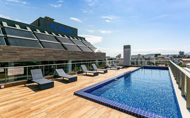 Apto moderno a 300m da praia Jurerê ELU313