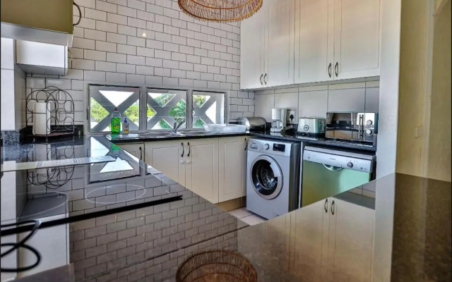 32 Akrotiri - Families only