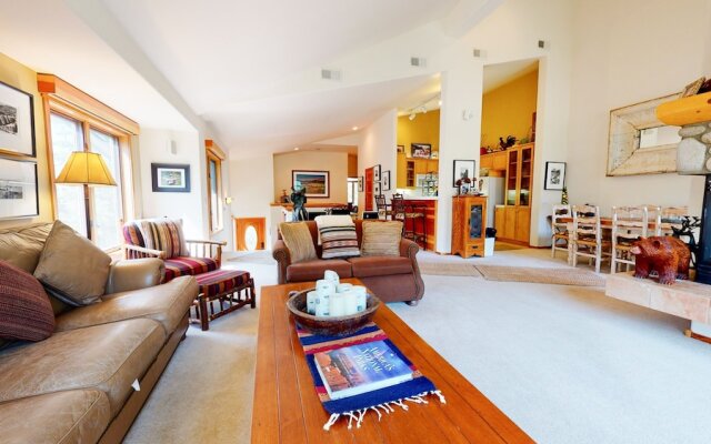 Snowcreek V 760 Pet-Friendly, Amazing Mountain Views, Private 2 Car Garage, Washer Dryer by RedAwning