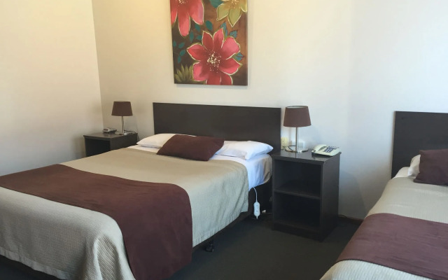 Ploughmans Motor Inn