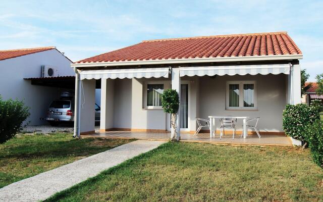 Carefully furnished bungalow with 2 bathrooms, 7km from Pula