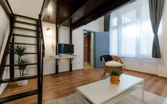 Quiet Cozy Apartment in Party Street e1