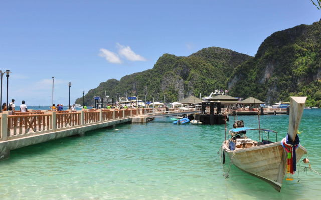Phi Phi October House