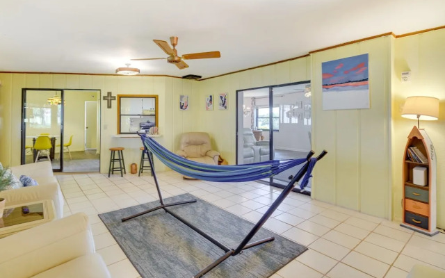 Family-friendly Home on Lake Tulane: Great Views!