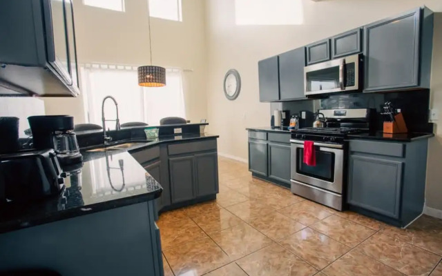 Cheerful 5 bed - 4 Bath Spacious Home