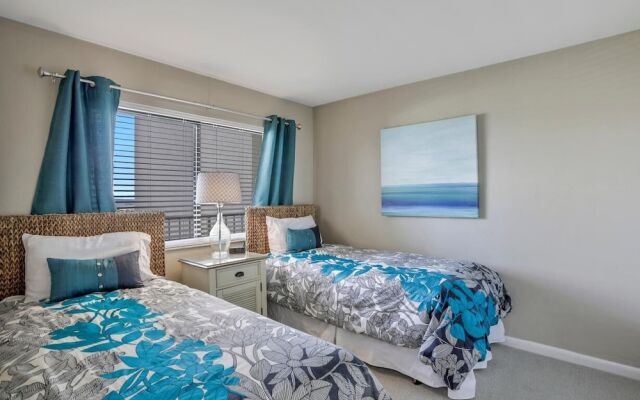 Charming Beachfront Condo With Pool, spa and Views