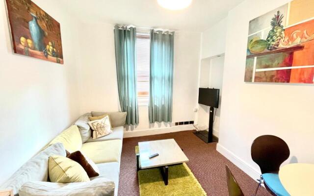 4 bedroomed maisonette in City Centre, near Barbican & Seafront