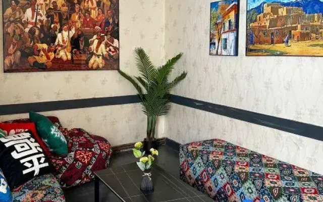 C'est La Vie Youth Hostel