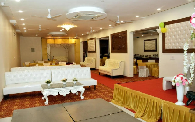 OYO 22115 Hotel D Plaza